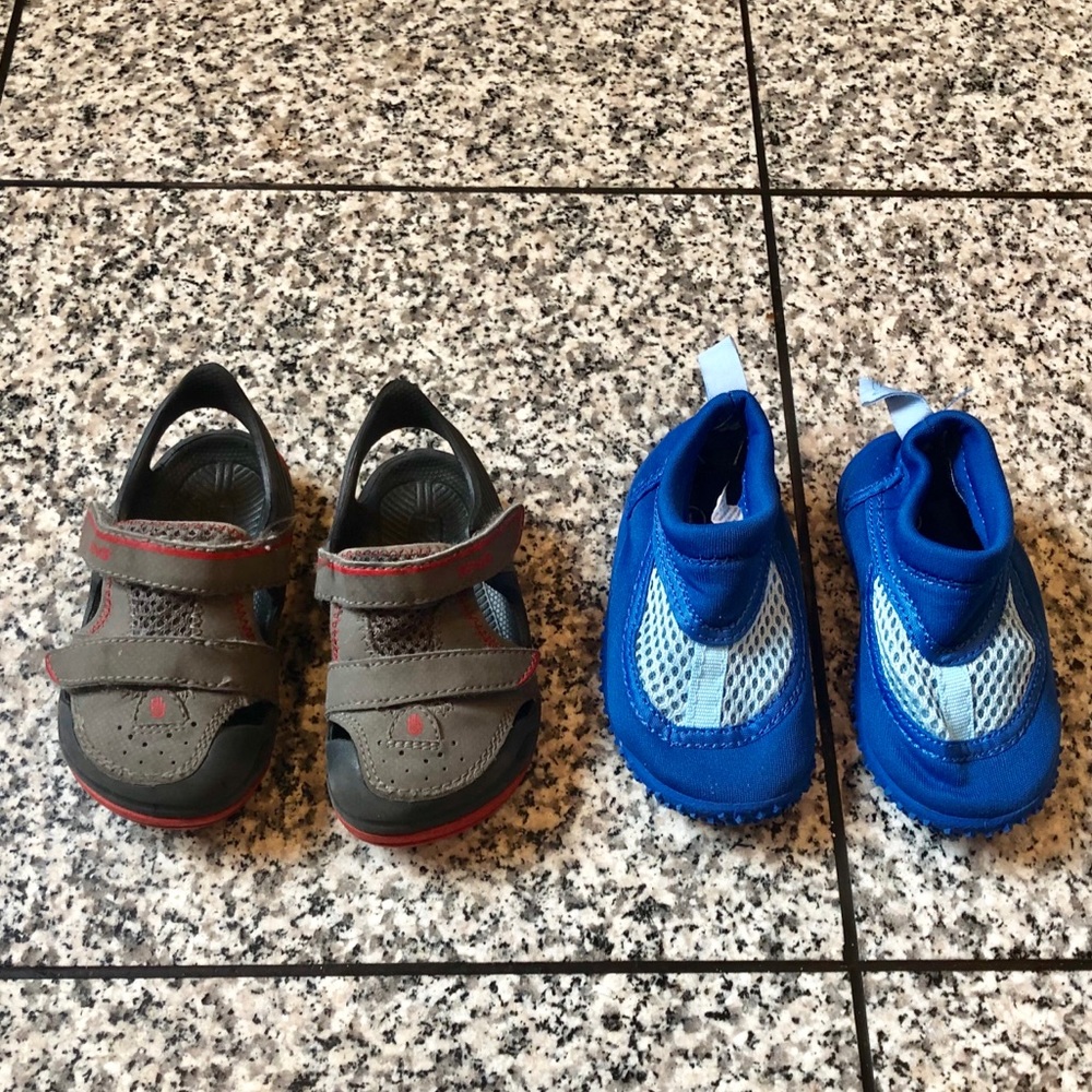 4 pairs sandals. Teva, Gap and iPlay Size 4